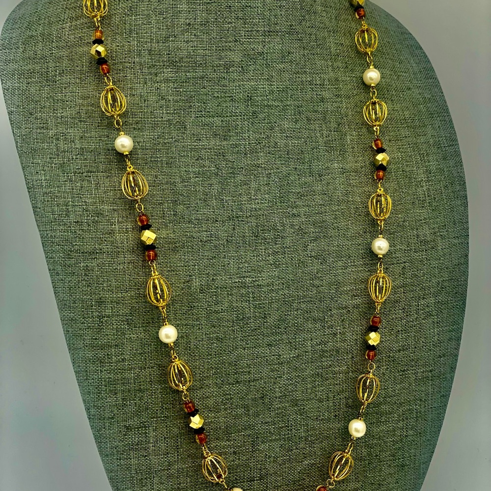 Elegant Gold and Pearl Necklace